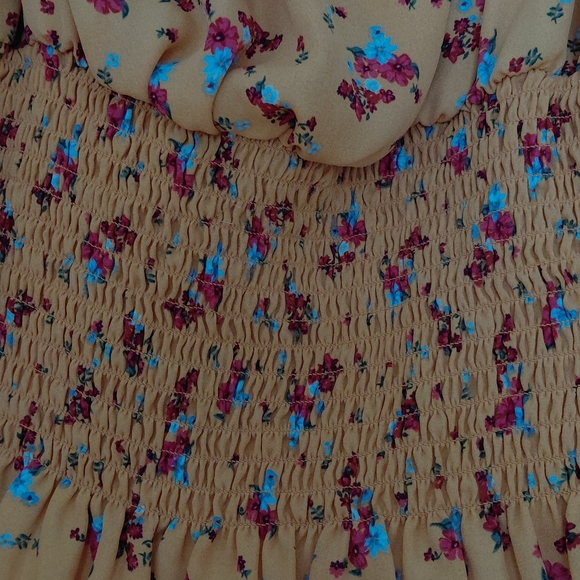 Ultra Flirt Floral Gold Colorful Ruched Feminine Ruffle Vacation. Size Large - Picture 2 of 6